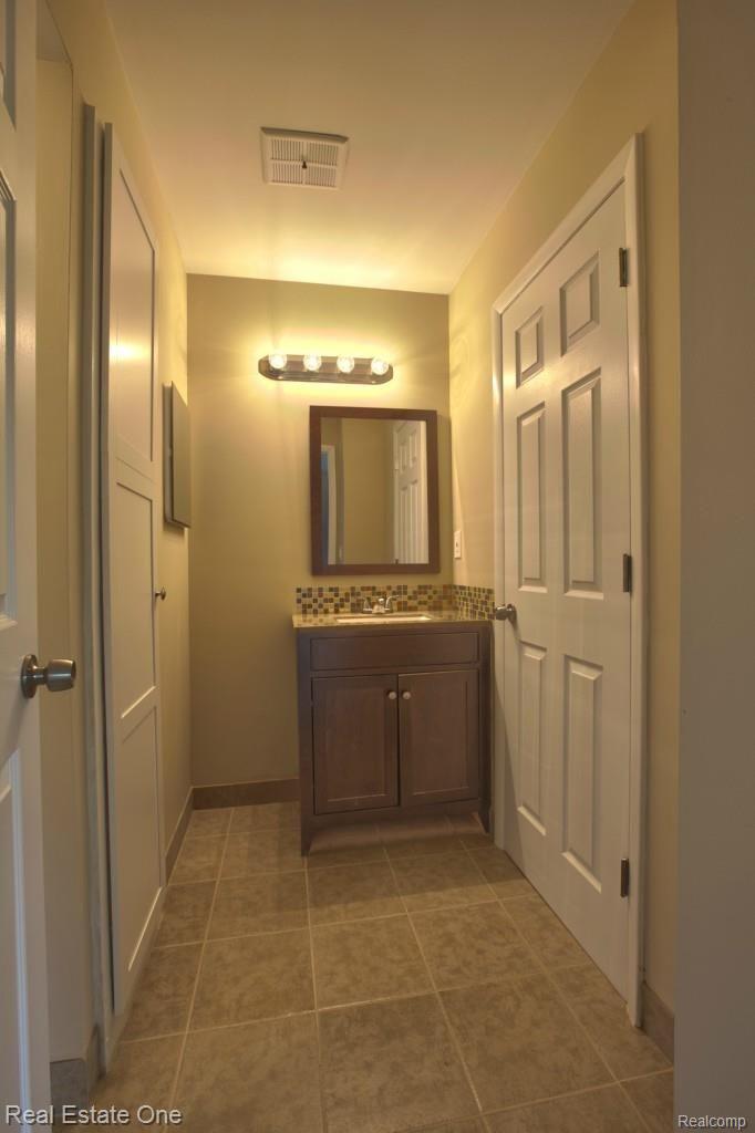 767 Oak Brook Ridge Drive, Unit 119 Rochester, MI 48307 - Photo 6 of 21 upper bath 3.jpg