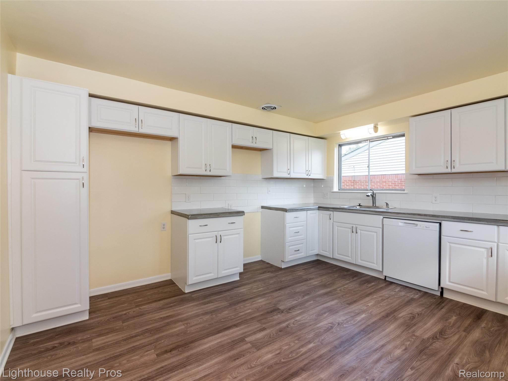 35019 Rutherford Street Clinton Township, MI 48035 - Photo 5 of 28 5.jpg