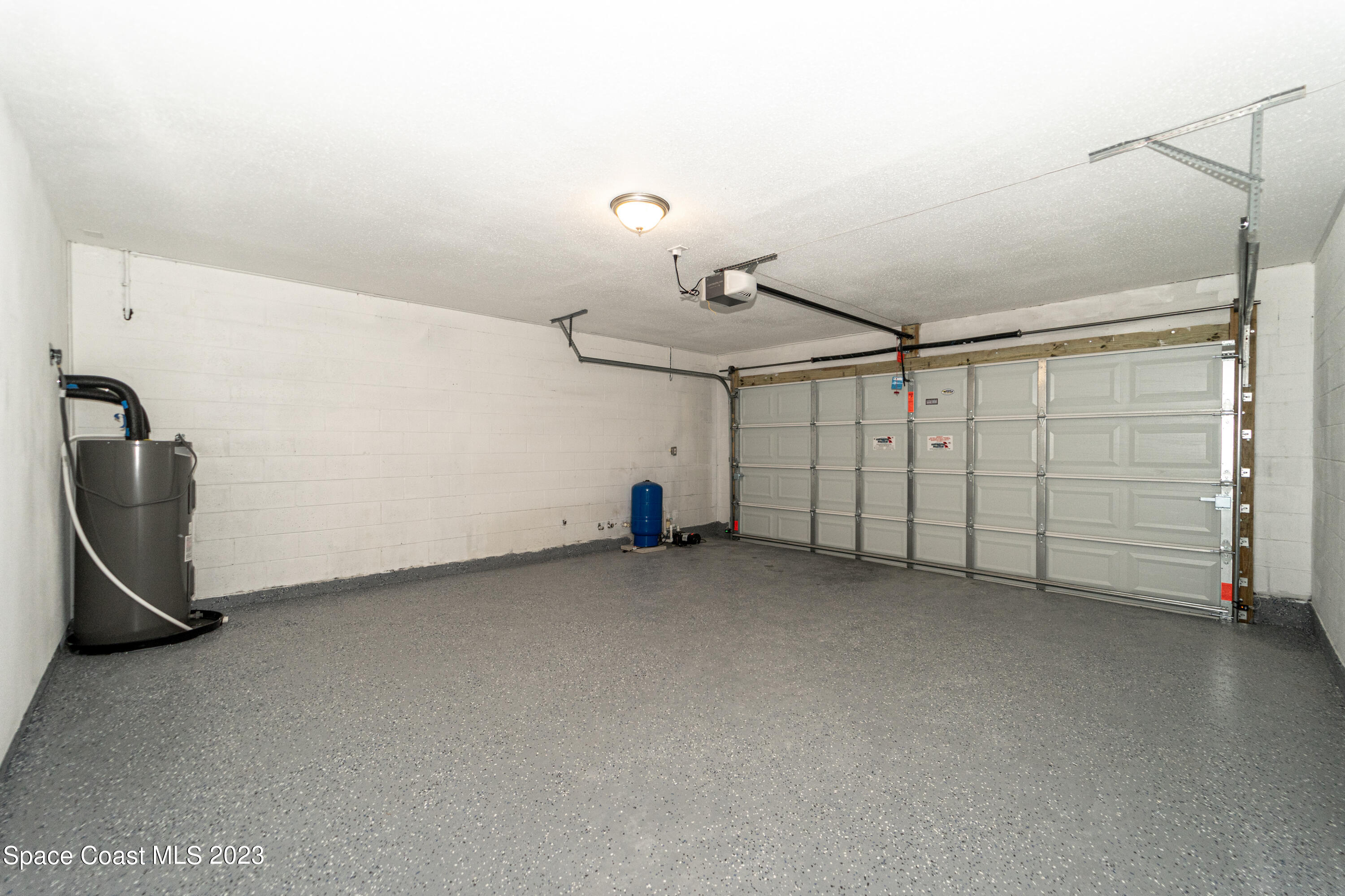 215 Trilby Road Southwest Palm Bay, FL 32908 - Photo 16 of 19 a view of a garage