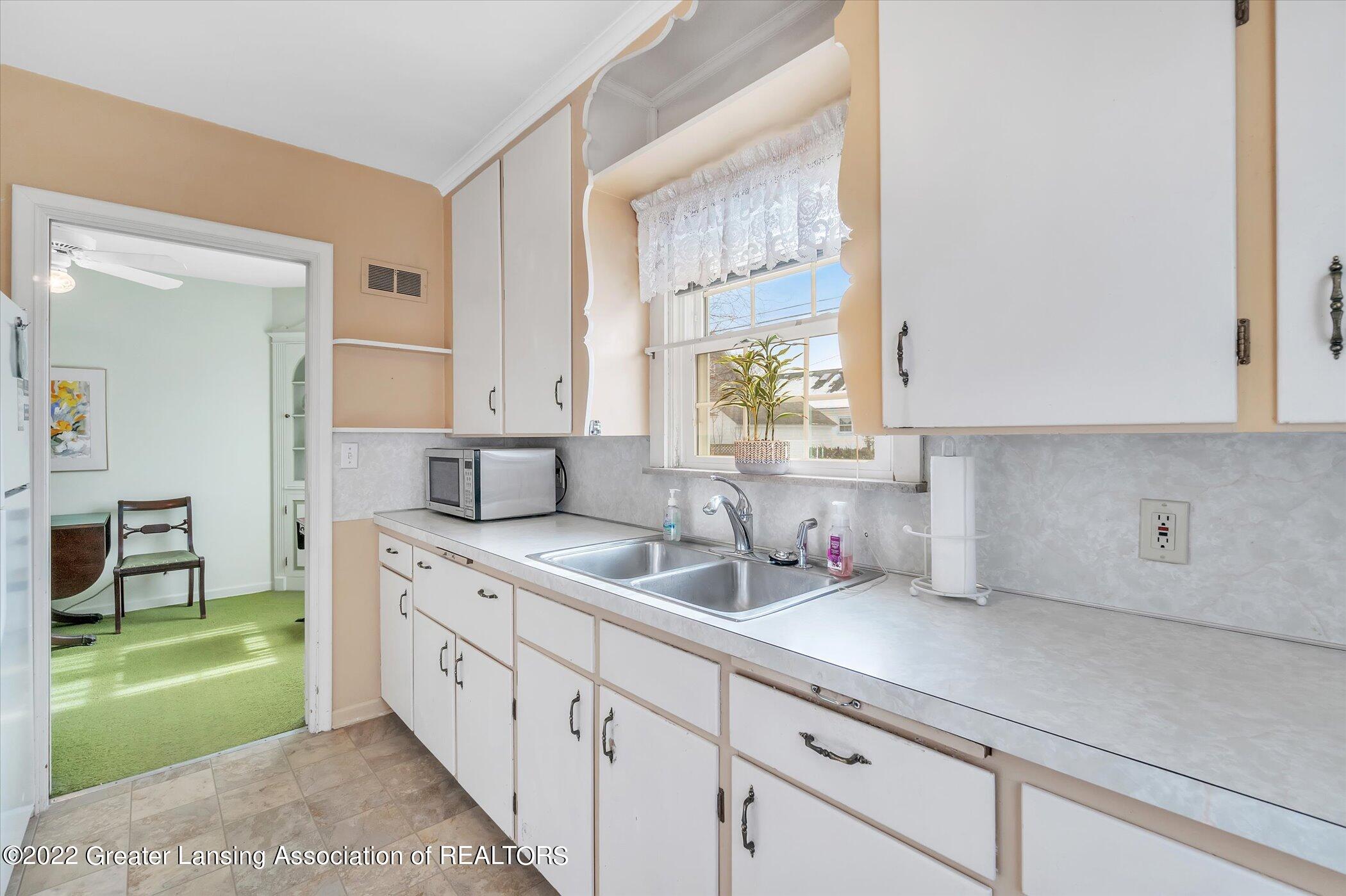 319 Kensington Road Lansing, MI 48910 - Photo 22 of 36 22-319-Kensington-RdWindowStill-Real-Est