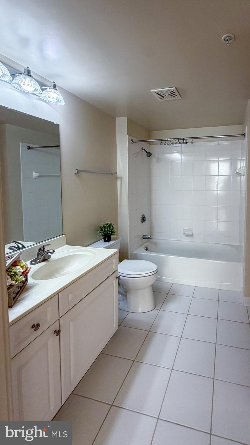 2726 Gallows Road, Unit 417 Vienna, VA 22180 - Photo 17 of 28 Bathroom