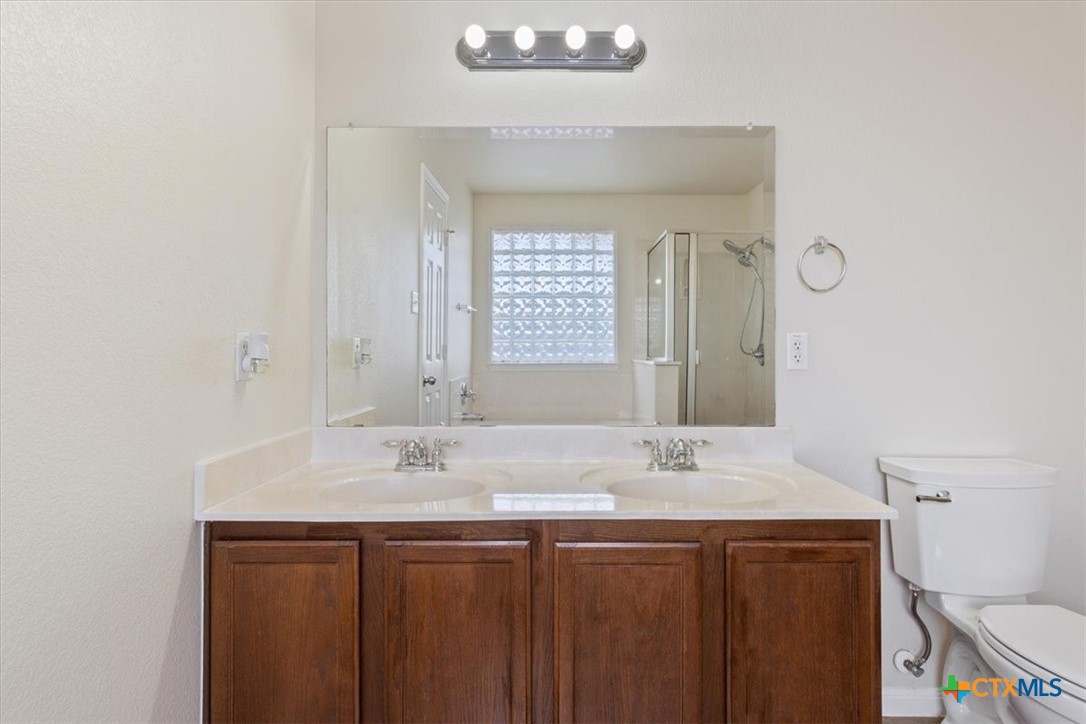 224 Starlight Drive Temple, TX 76502 - Photo 18 of 32 Primary Bathroom, upstairs.