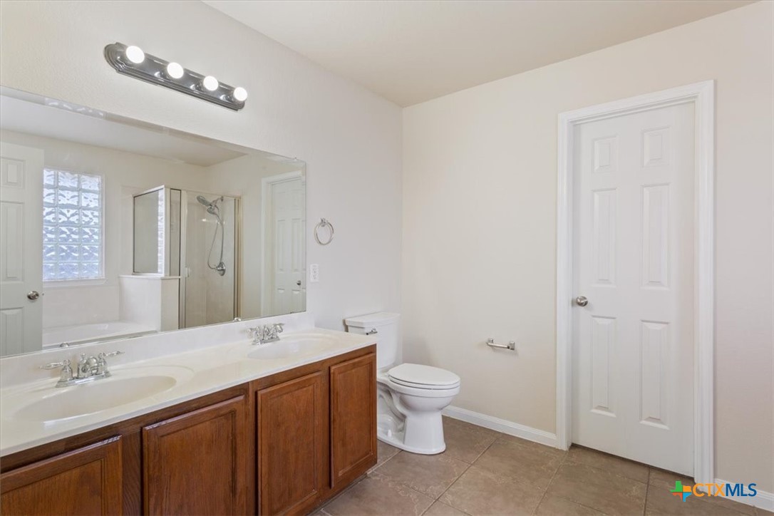 224 Starlight Drive Temple, TX 76502 - Photo 19 of 32 Primary Bathroom, upstairs.