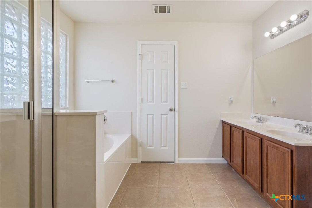 224 Starlight Drive Temple, TX 76502 - Photo 20 of 32 Primary Bathroom, upstairs.