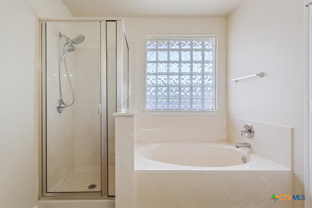 224 Starlight Drive Temple, TX 76502 - Photo 21 of 32 Primary Bathroom, upstairs.