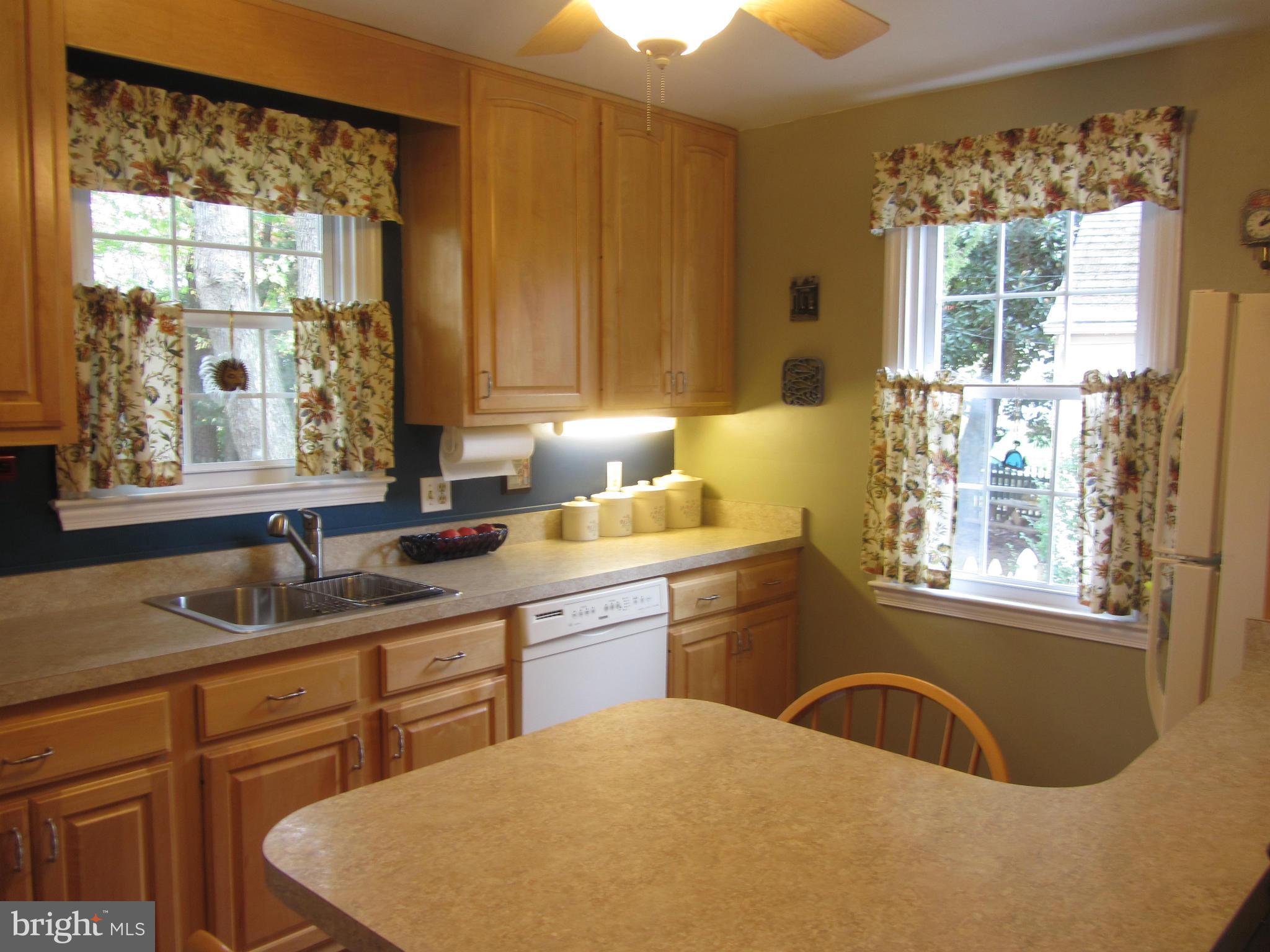 102 Overcrest Road Baltimore, MD 21286 - Photo 3 of 28 Kitchen with Breakfast Bar