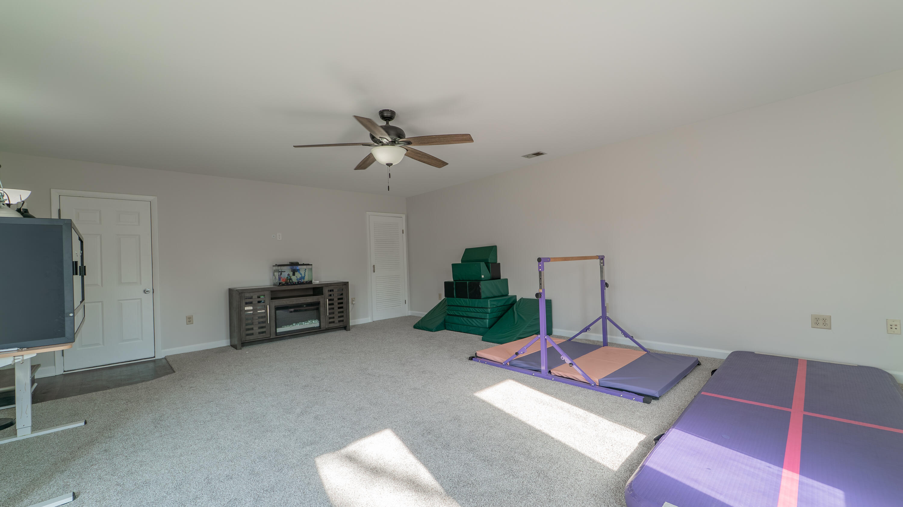 231 Minter Drive Griffith, IN 46319 - Photo 13 of 30 3000x1687