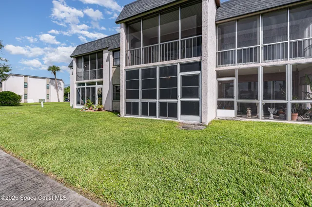 a view of front a house with a yard