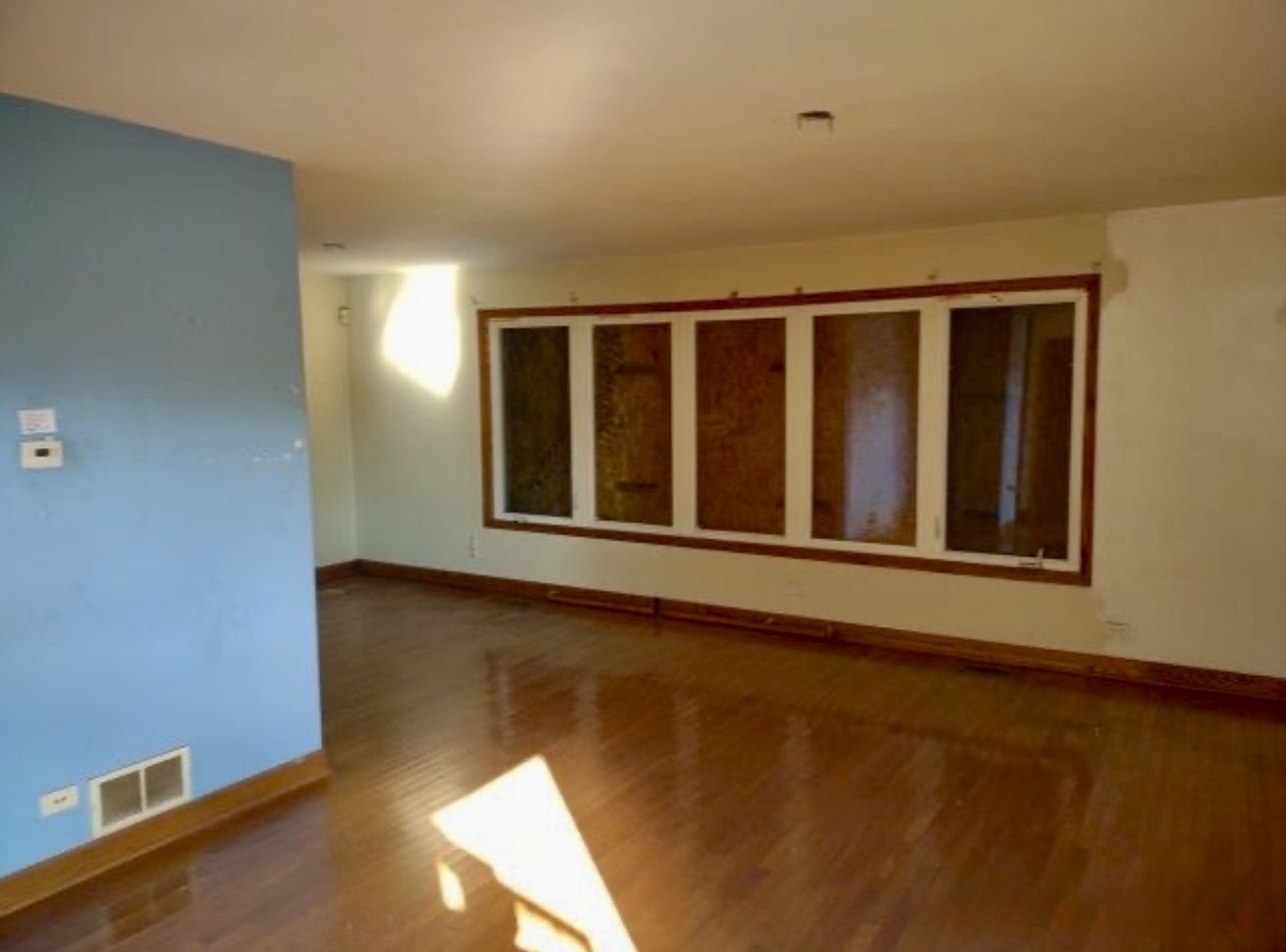 9356 South Oglesby Avenue Chicago, IL 60617 - Photo 6 of 12 a view of an empty room with a window
