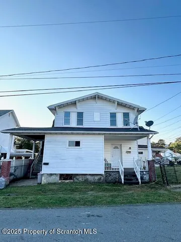 a view of a yard in front of house