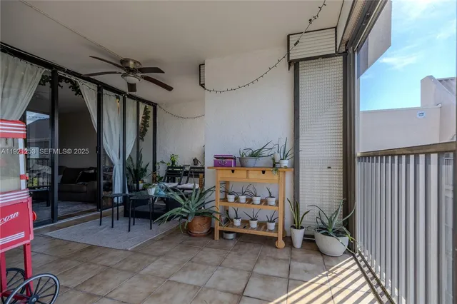 a view of entryway with patio