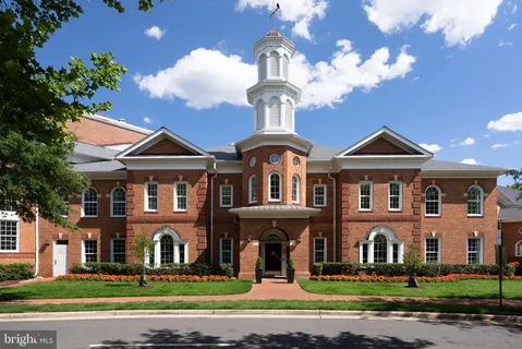 $425,000 | 5108 Donovan Drive, Unit 305, Alexandria, VA 22304