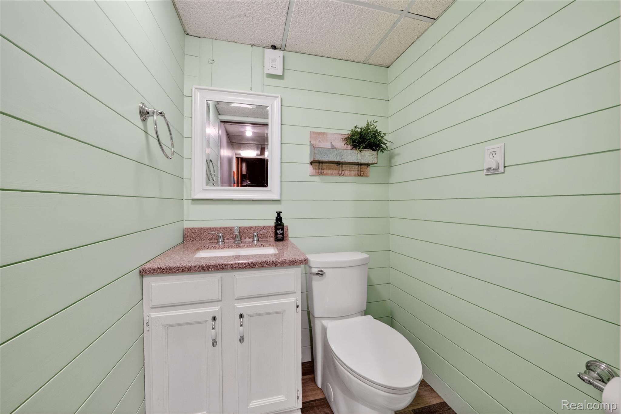 7841 Rampart Trail Waterford, MI 48327 - Photo 23 of 27 Lower level half bath