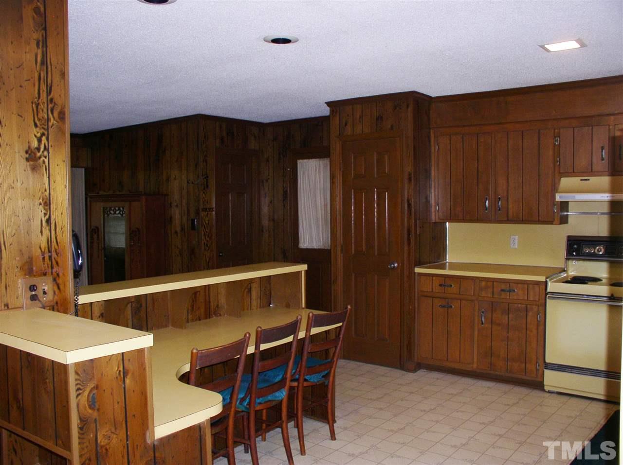 96 Pine View Road Henderson, NC 27537 - Photo 8 of 25 Bar area - nice for a quick lunch or simple dinner.