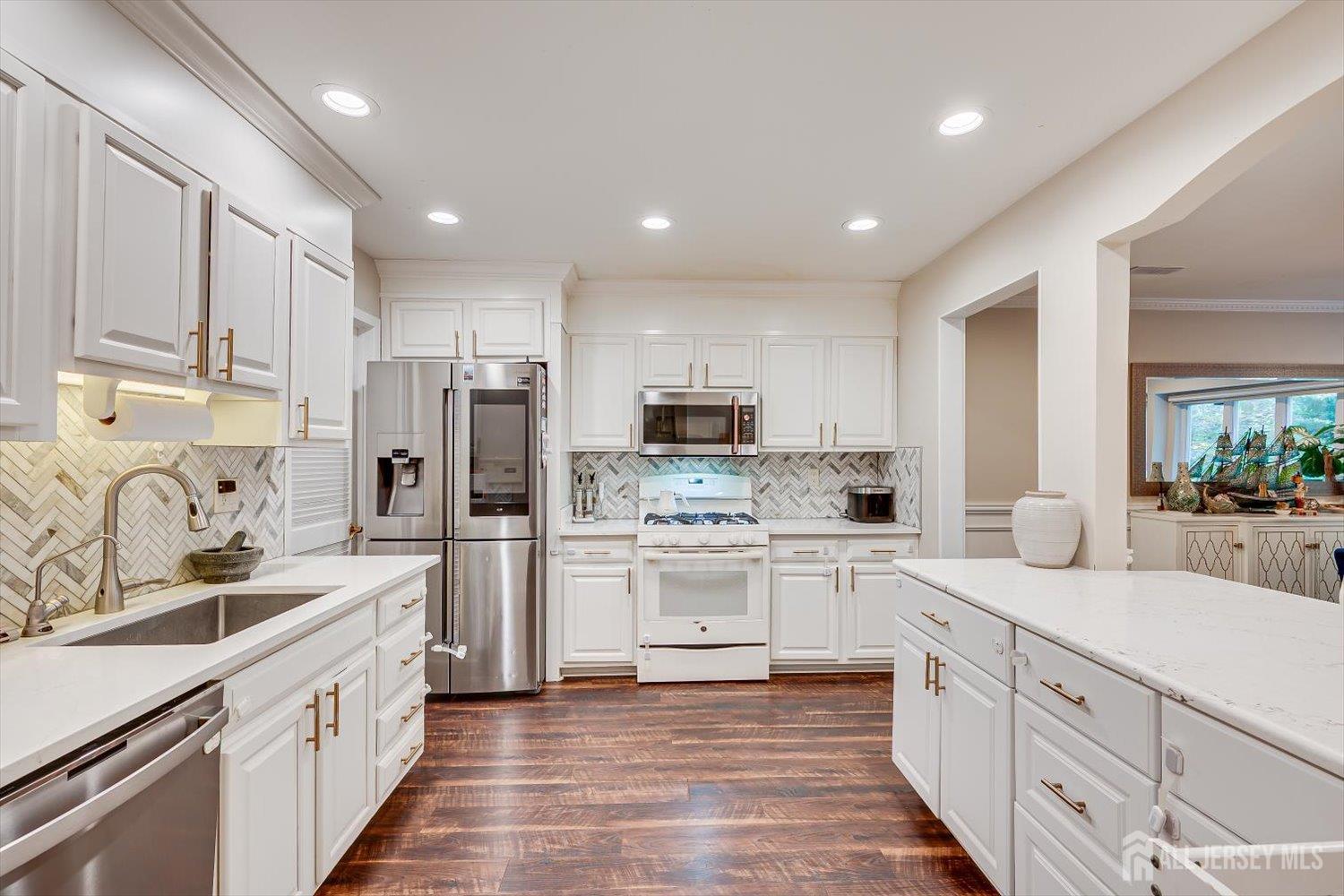 162 Coppertree Court Edison, NJ 08820 - Photo 8 of 35