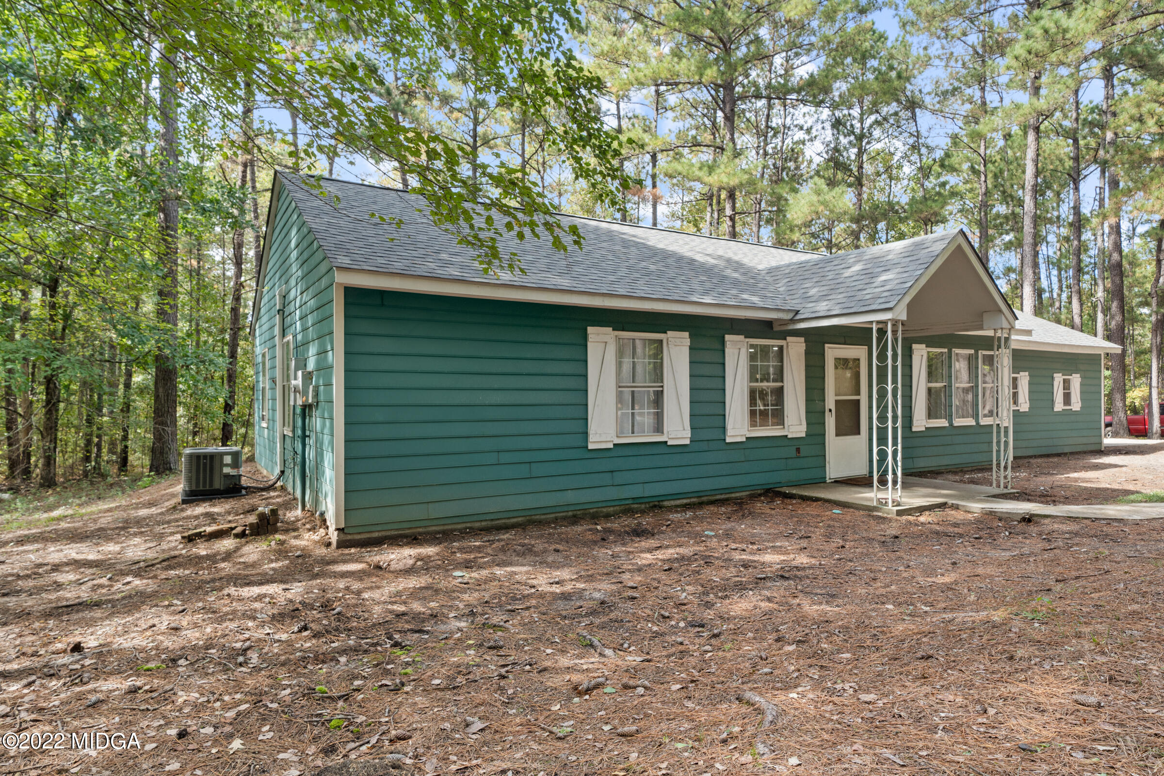 916 Lite-N-Tie Road Macon, GA 31211 - Photo 4 of 29 a front view of a house with a garden
