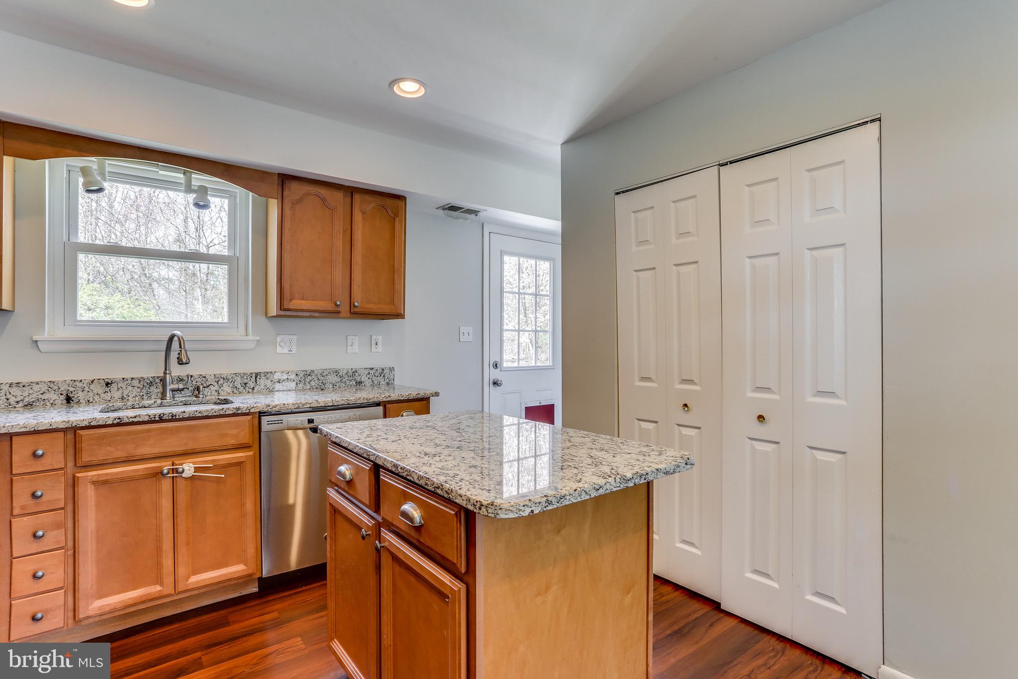 4988 Green Bridge Road Dayton, MD 21036 - Photo 13 of 34 Kitchen w/ Granite Countertops