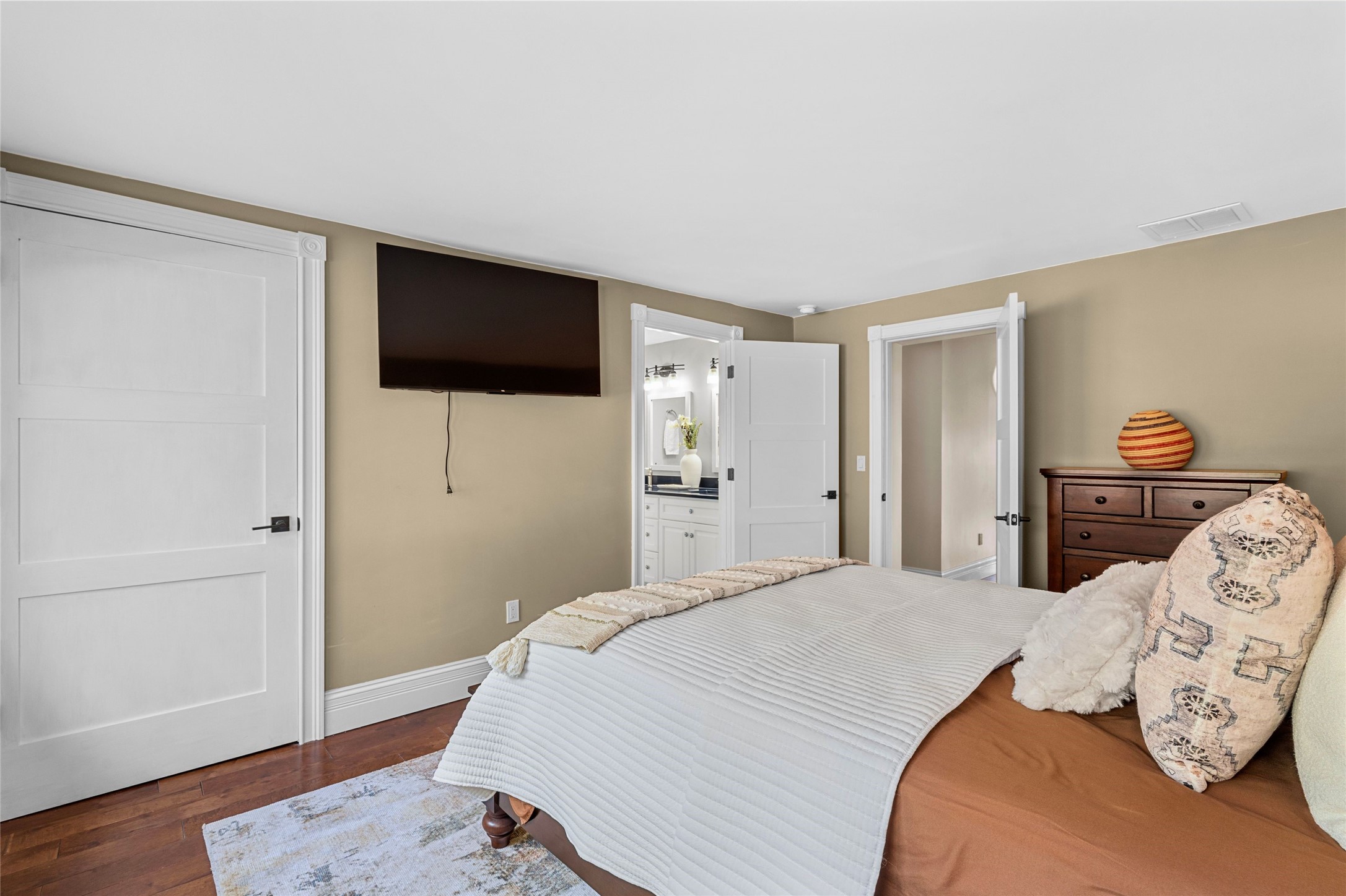 1661 Cerro Gordo Road, Unit E Santa Fe, NM 87501 - Photo 17 of 50 Main house guest bedroom