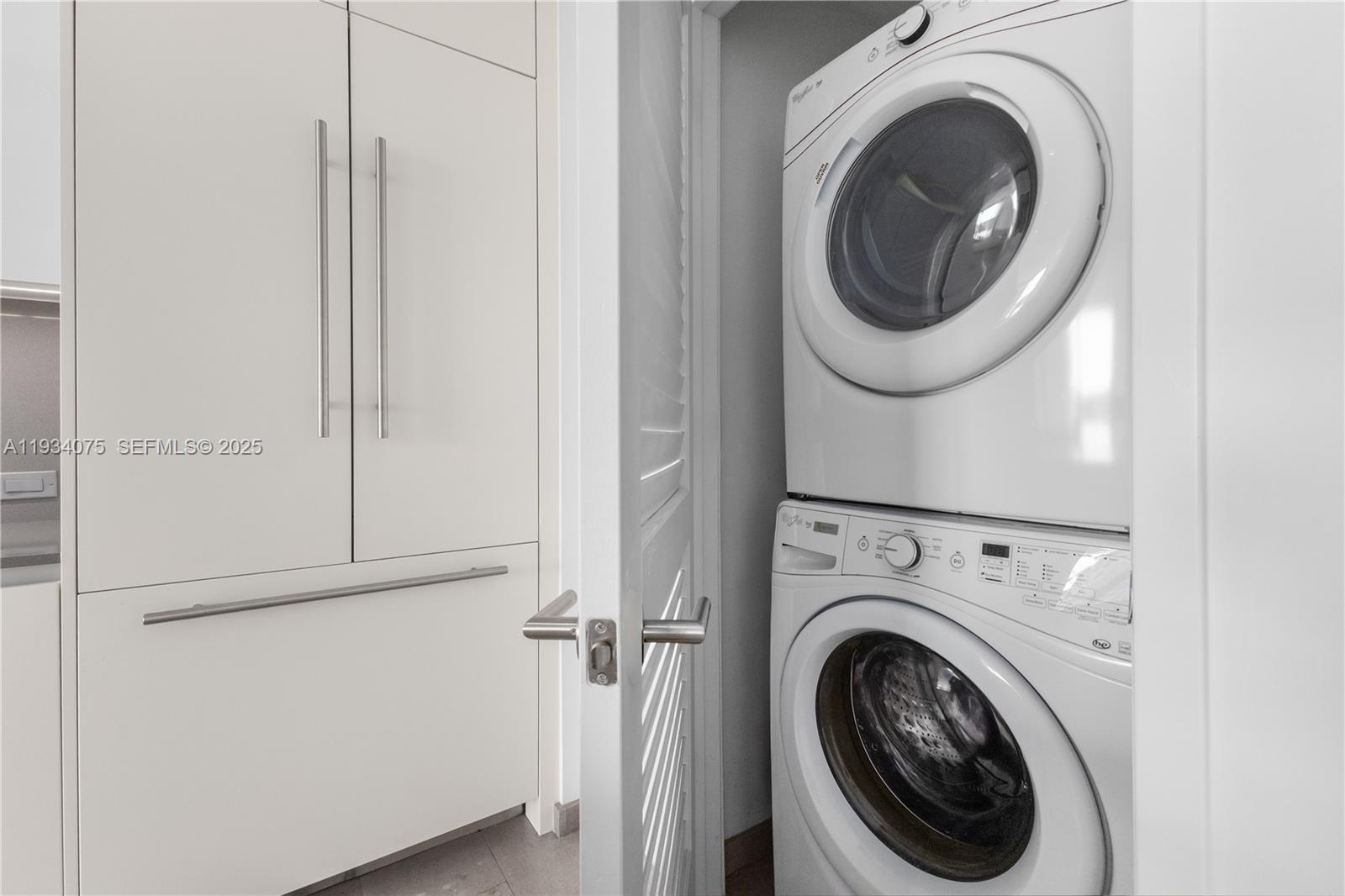 68 Southeast 6th Street, Unit 2006 Miami, FL 33131 - Photo 23 of 49 a utility room with dryer and washer