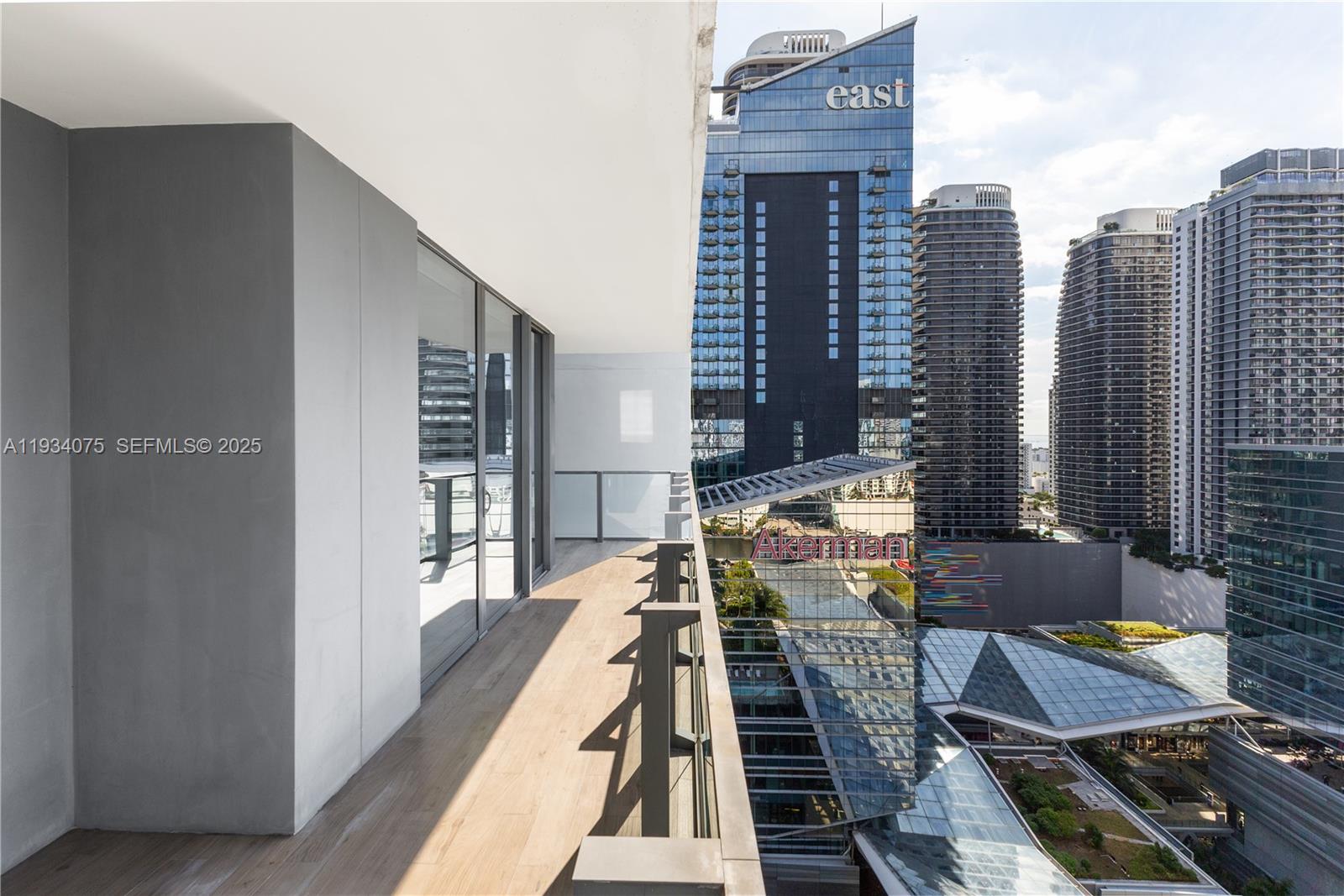 68 Southeast 6th Street, Unit 2006 Miami, FL 33131 - Photo 28 of 49