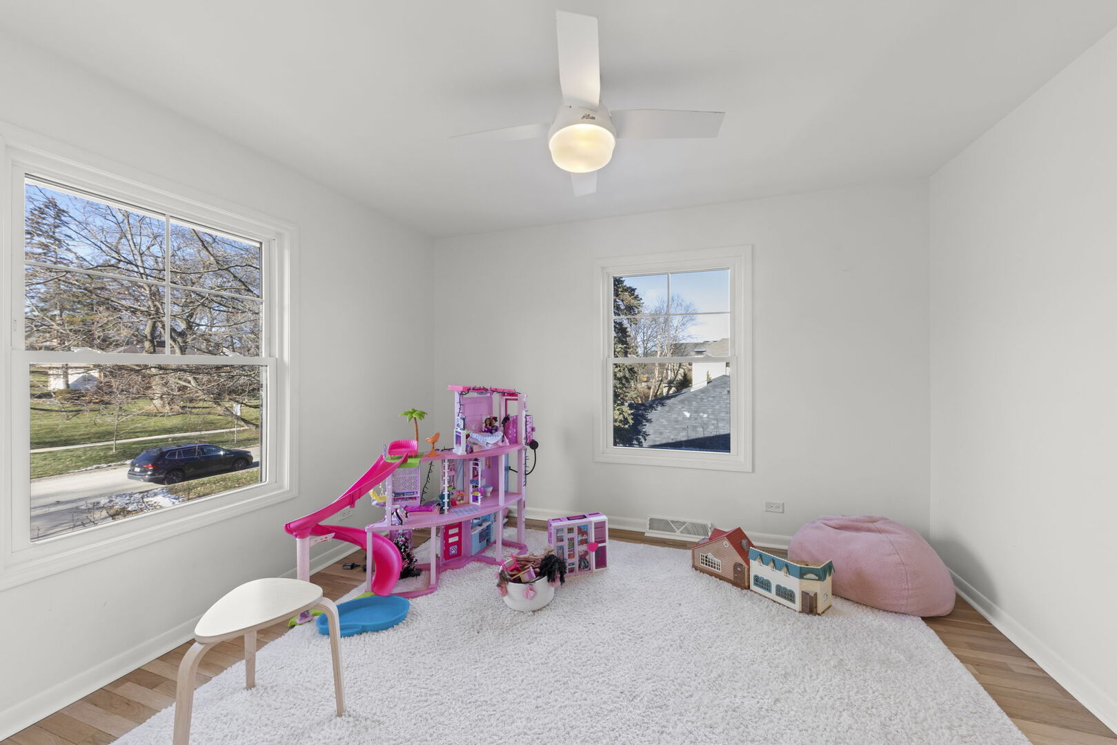 291 Spring Avenue Glen Ellyn, IL 60137 - Photo 22 of 35 a living room with furniture and a table