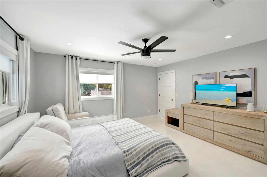 406 Indian Lilac Road Vero Beach, FL 32963 - Photo 17 of 36 a bedroom with a bed and a large mirror