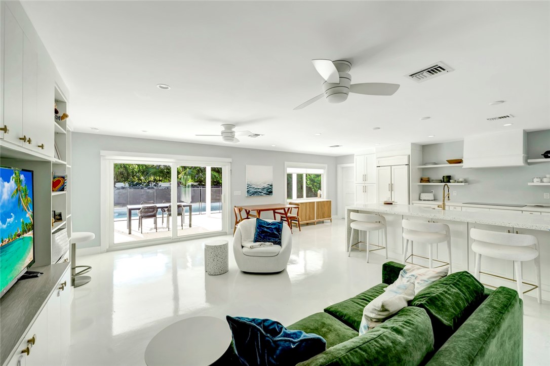 406 Indian Lilac Road Vero Beach, FL 32963 - Photo 10 of 36 a living room with furniture and a flat screen tv