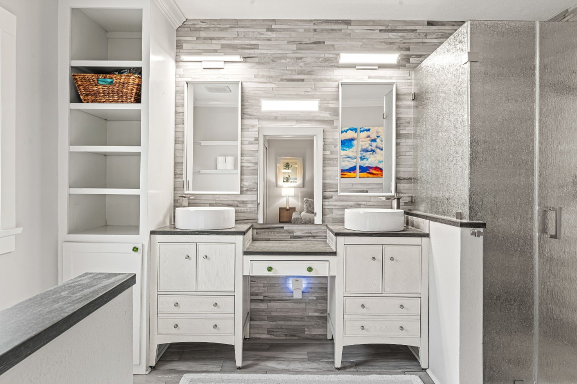805 Ralfallen Street Houston, TX 77008 - Photo 14 of 32 a kitchen with a stove a sink and a refrigerator