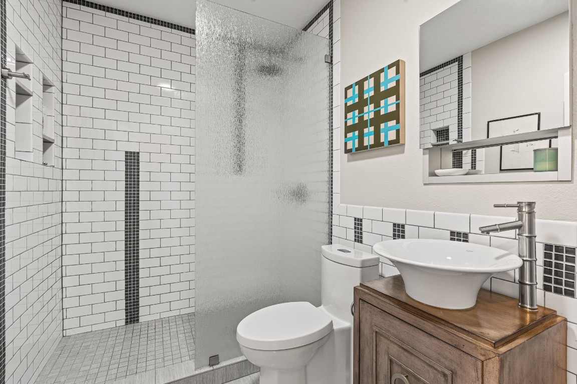 805 Ralfallen Street Houston, TX 77008 - Photo 21 of 32 a bathroom with a sink a toilet and shower