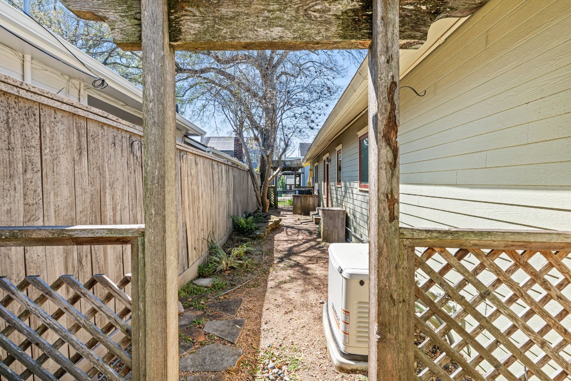 805 Ralfallen Street Houston, TX 77008 - Photo 28 of 32 a view of a pathway of a house with wooden fence