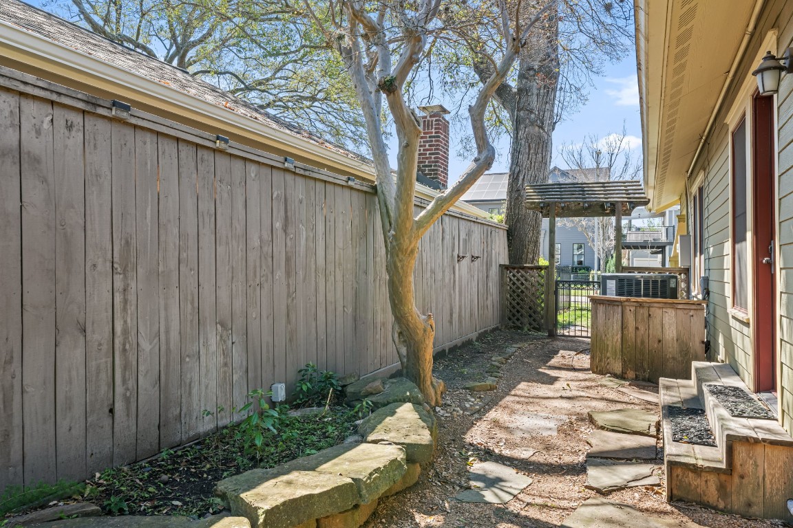 805 Ralfallen Street Houston, TX 77008 - Photo 29 of 32 a backyard of a house