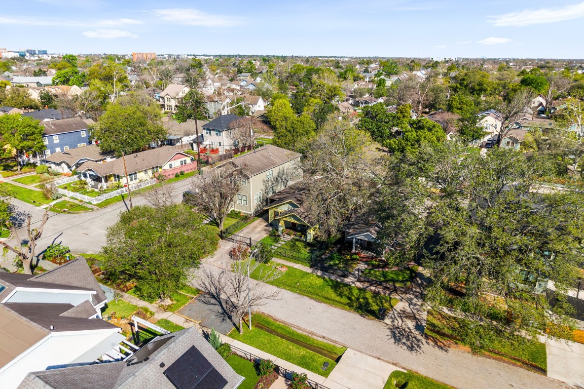 805 Ralfallen Street Houston, TX 77008 - Photo 31 of 32 an aerial view of residential houses with outdoor space