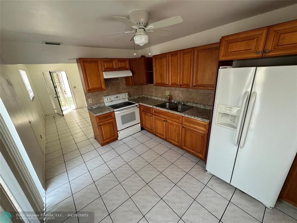 230 Southwest 1st Street, Unit G8 Pompano Beach, FL 33060 - Photo 13 of 16