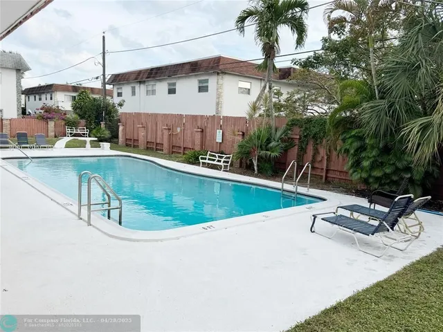 $1,700 | 230 Southwest 1st Street, Unit G8, Pompano Beach, FL 33060