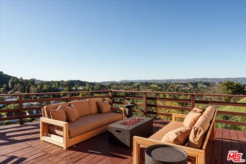 $1,695,000 | 4249 Torreon Drive, Woodland Hills, CA 91364