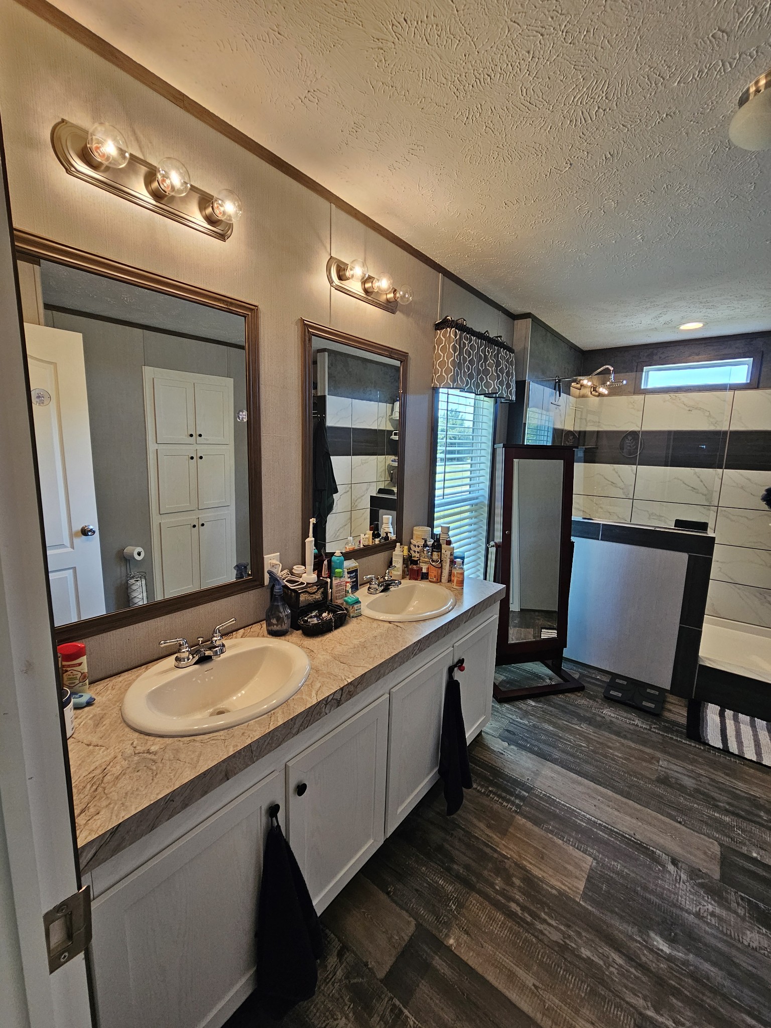 1824 Austin Road Lafayette, TN 37083 - Photo 20 of 35 a spacious bathroom with a double vanity sink and a mirror