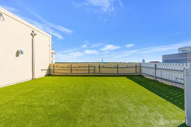 a view of a back yard