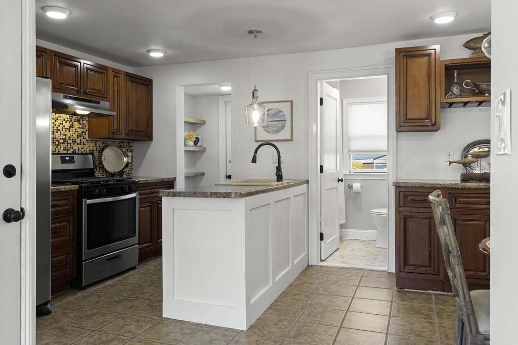 11 Middle Street Georgetown, MA 01833 - Photo 4 of 31 Gallery Image 4