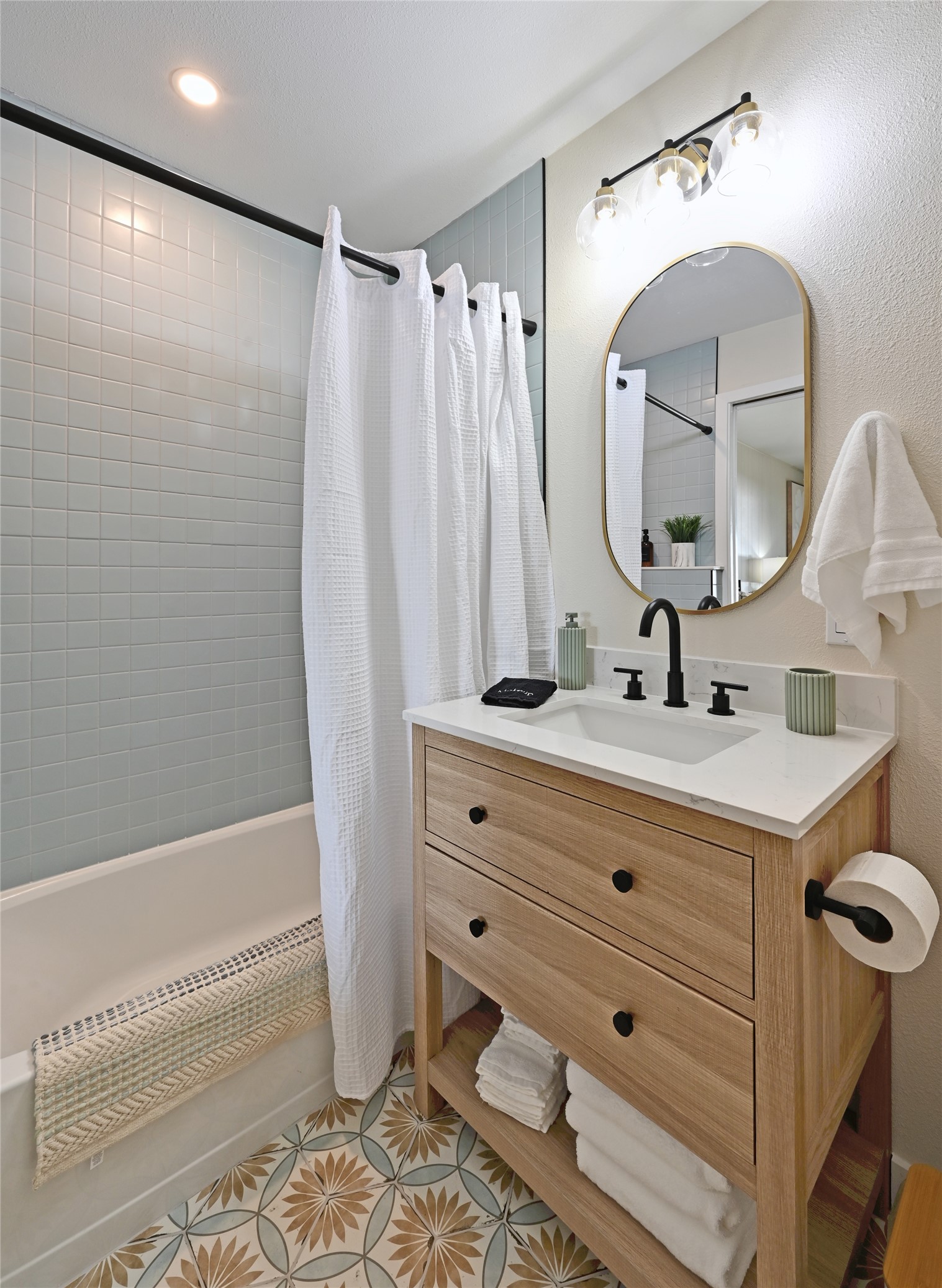 611 Lakeshore Loop Tow, TX 78672 - Photo 20 of 40 Full bath with vanity and shower / bath combo with shower curtain