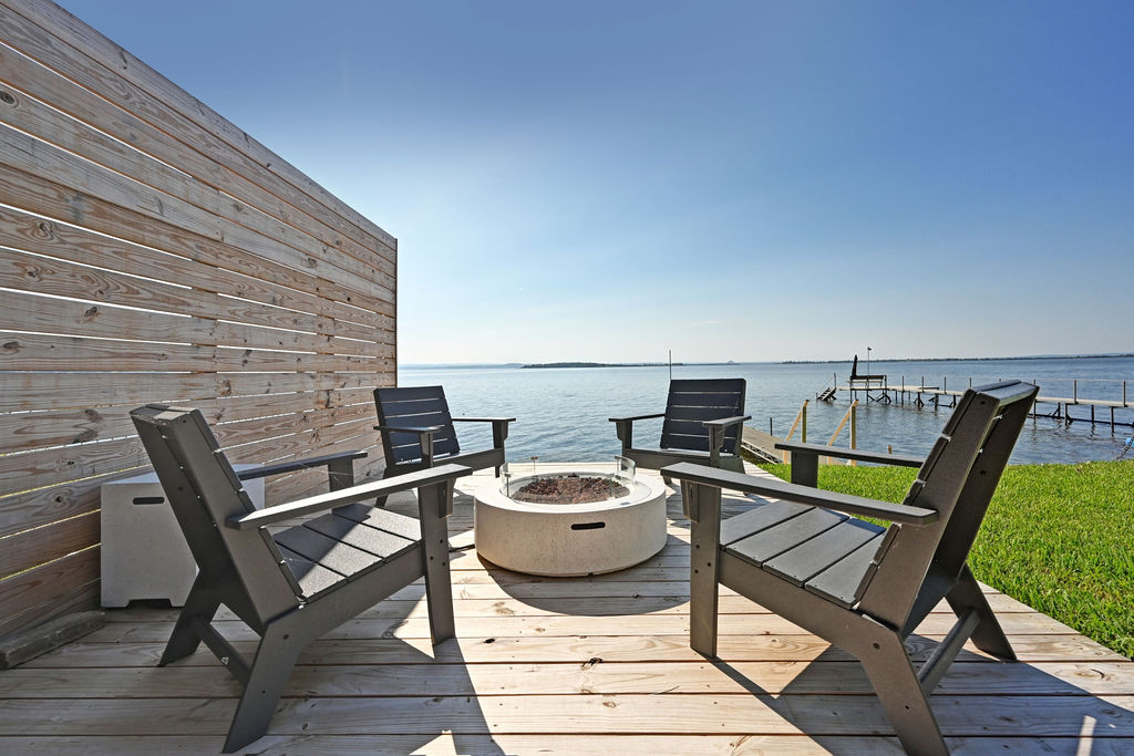 611 Lakeshore Loop Tow, TX 78672 - Photo 27 of 40 a balcony with a table and chairs