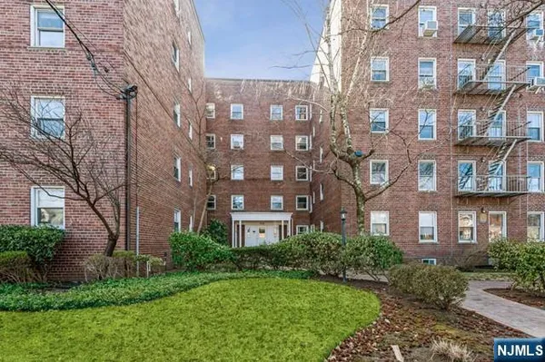 $168,000 | 326 Brg Plaza North, Unit 1G, Fort Lee, NJ 07024