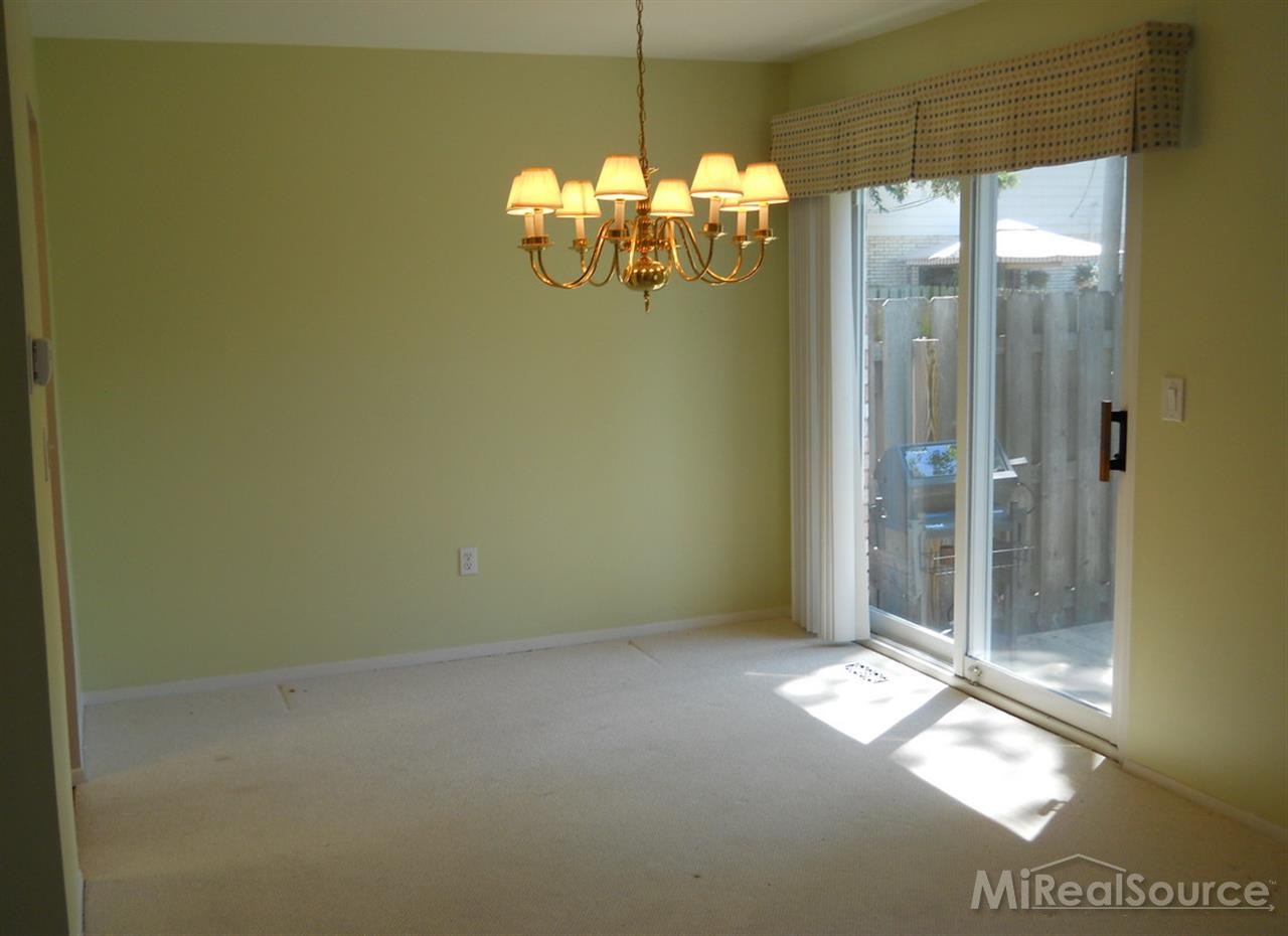 68 Stratford Lane Rochester, MI 48309 - Photo 4 of 20 31185653-3.JPG