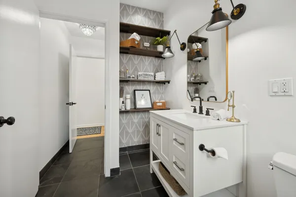 $5,000 | 885 North Hermitage Avenue, Unit C, Chicago, IL 60622