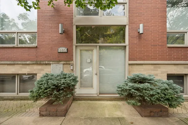 $5,000 | 885 North Hermitage Avenue, Unit C, Chicago, IL 60622