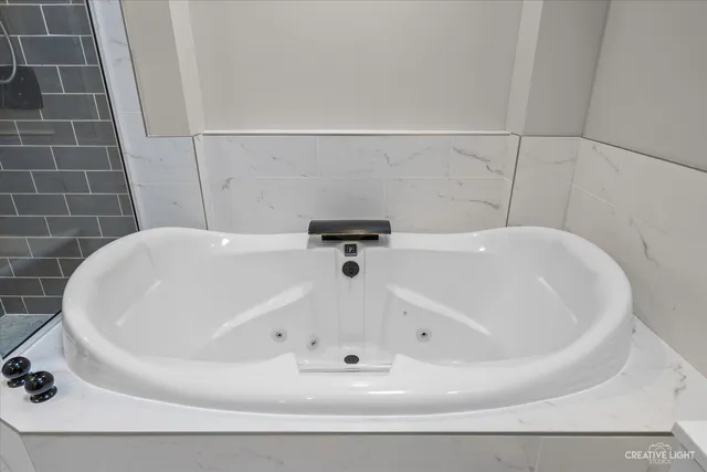 $1,200 | 217 Washburn Street, Elgin, IL 60123