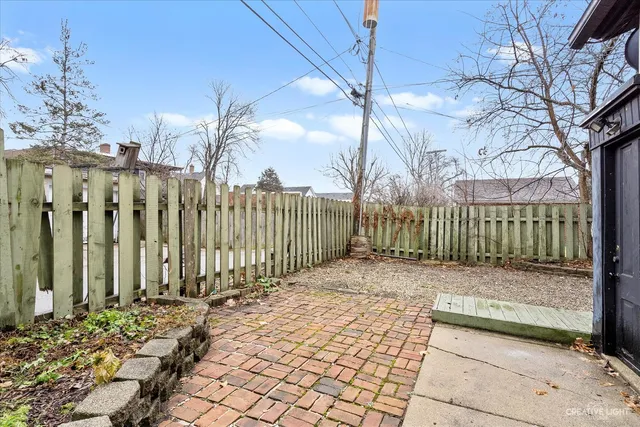 $1,200 | 217 Washburn Street, Elgin, IL 60123