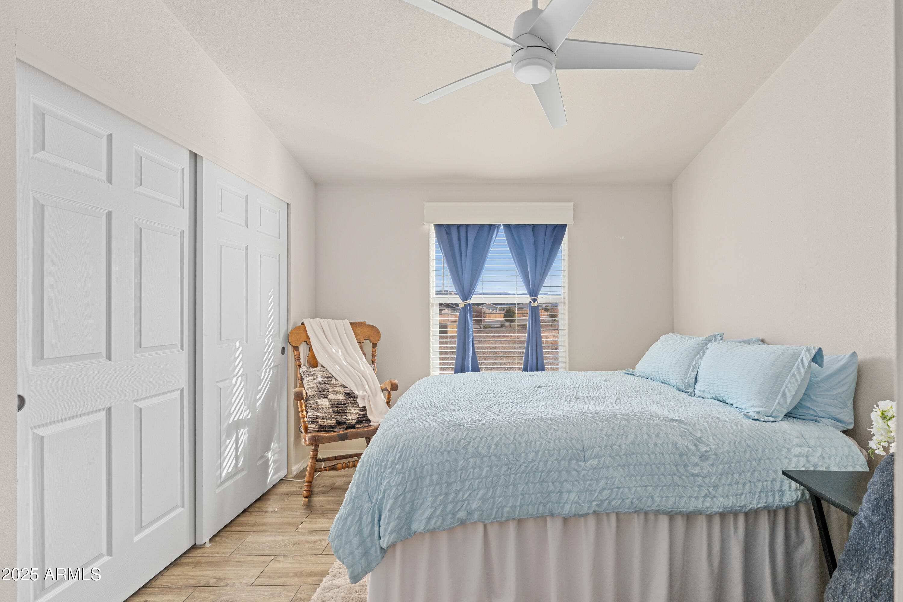 1033 Wheeler Road Camp Verde, AZ 86322 - Photo 20 of 51 a bedroom with a bed a table and chair