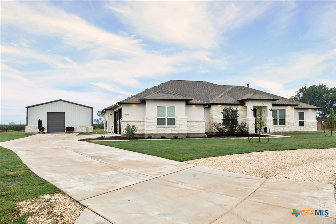 979 Inka Road Salado, TX 76571 - Photo 3 of 47 Driveway