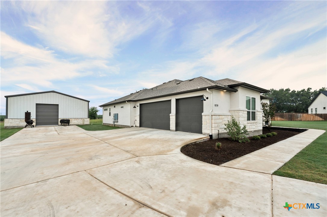 979 Inka Road Salado, TX 76571 - Photo 4 of 47 Driveway