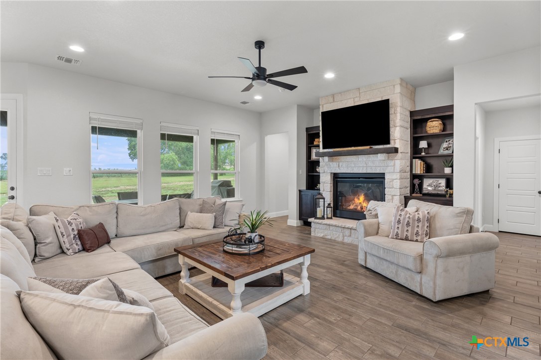 979 Inka Road Salado, TX 76571 - Photo 8 of 47 Living Room